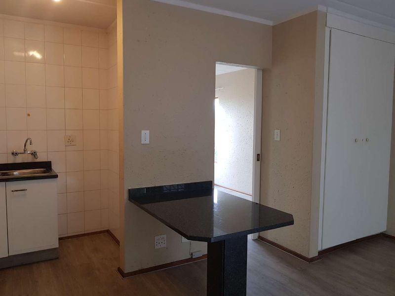 Sunny North-Facing Top Floor Apartment! - Photo 3