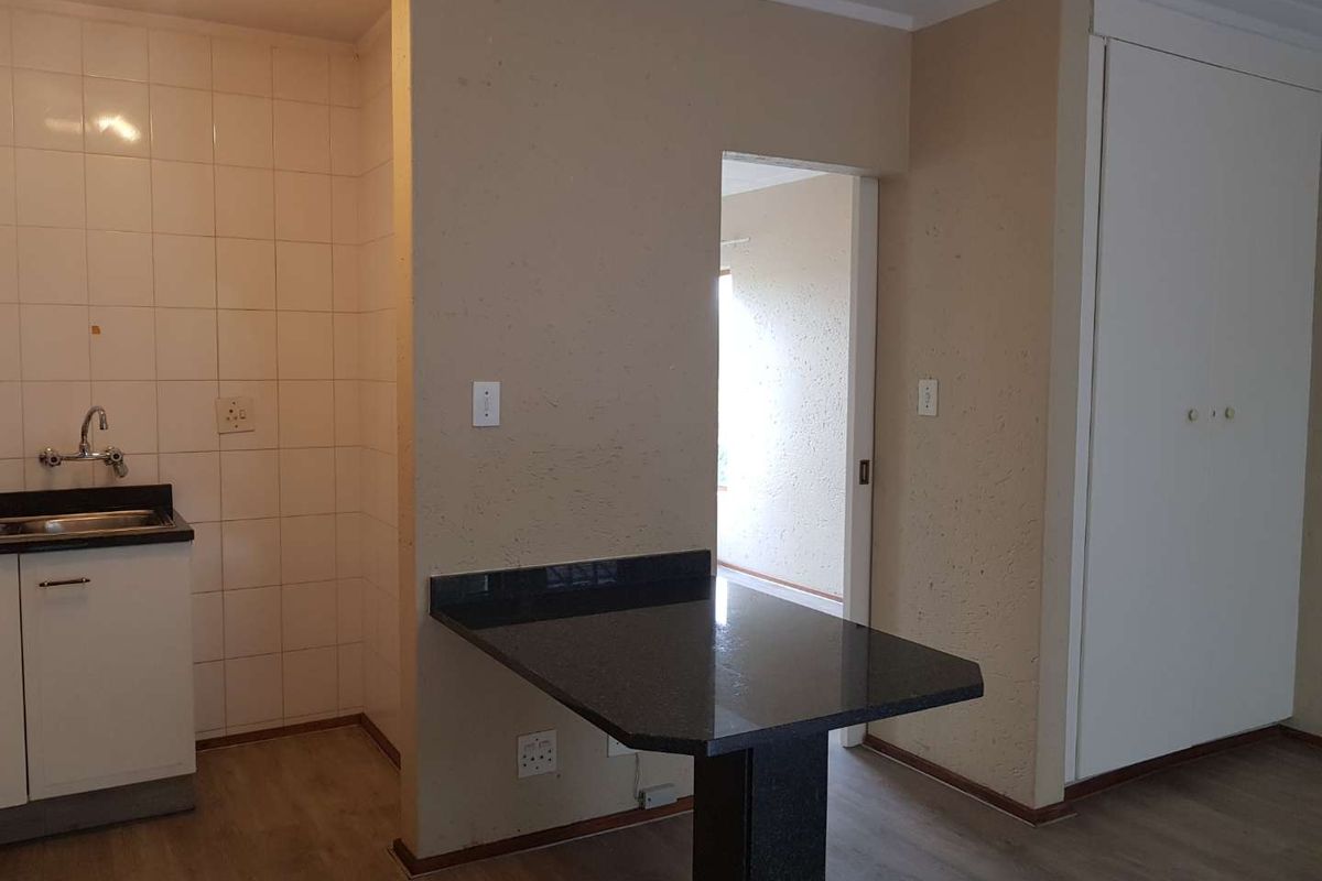 Sunny North-Facing Top Floor Apartment! - Photo 3