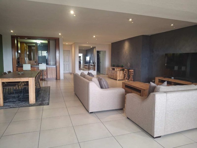 A BEAUTIFULLY FURNISHED THREE BEDROOM APARTMENT - Photo 6