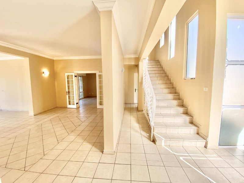 Hendra Estates - Rare Find! Large Family home To Rent With Flat and Staff Accom In Umhlanga - Photo 4