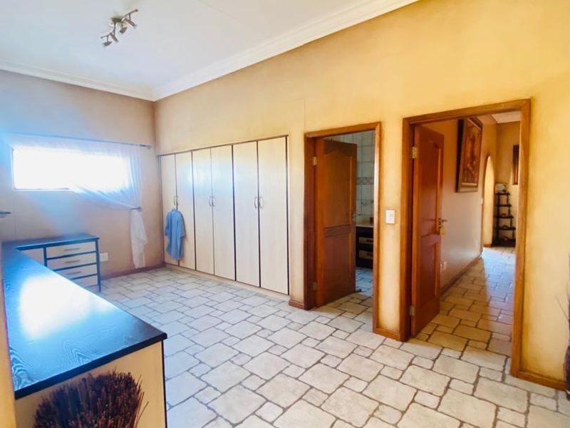 FOR SALE- MASSIVE 4 BEDROOM HOUSE IN LUDERITZ, NAMIBIA - Photo 7
