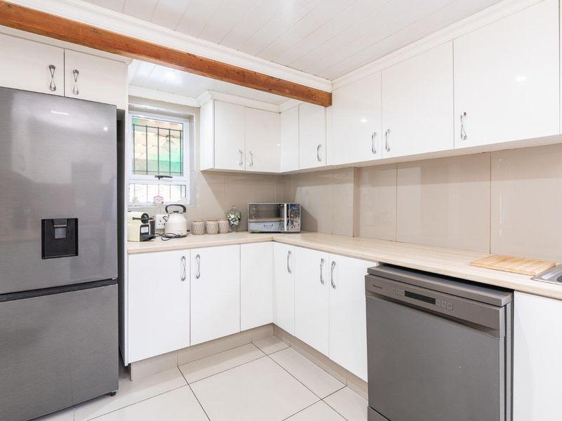 FREE STANDING FAMILY HOME - 3 BEDROOMS - 2.5 BATHROOMS - Photo 5