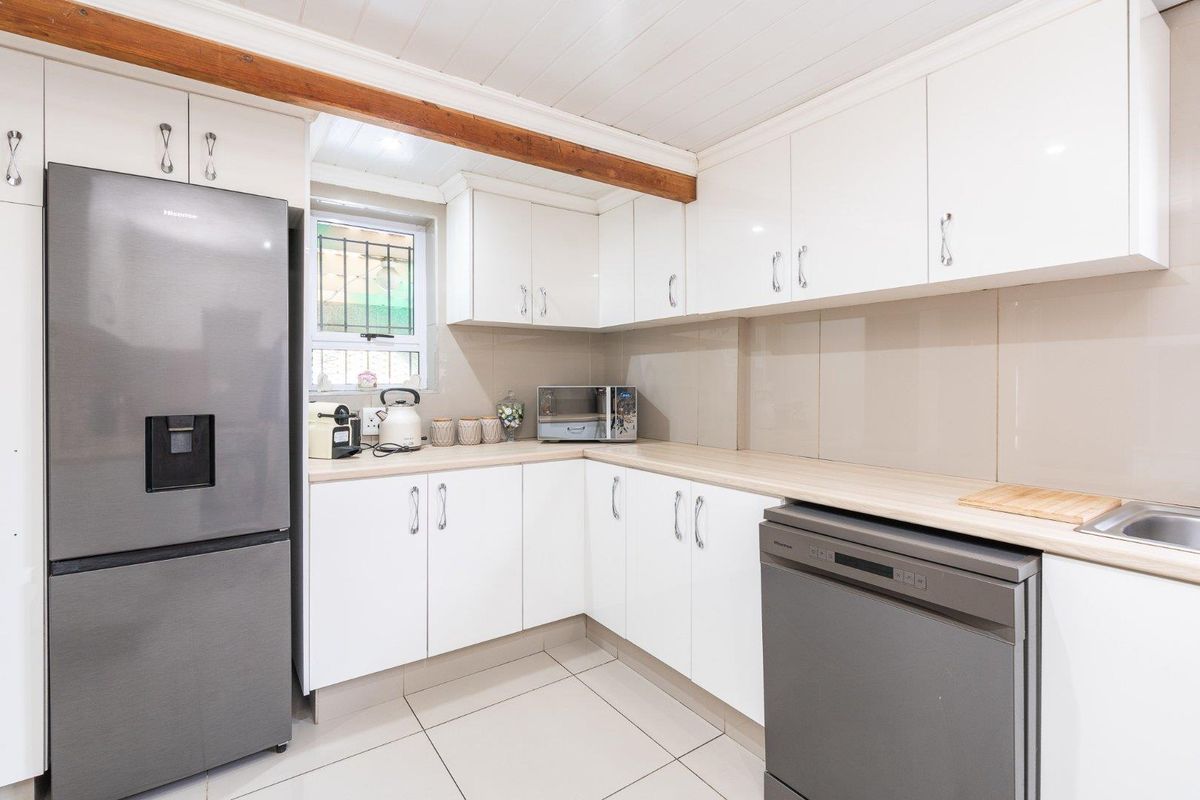 FREE STANDING FAMILY HOME - 3 BEDROOMS - 2.5 BATHROOMS - Photo 5