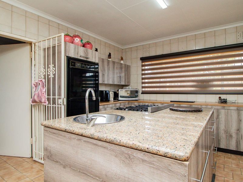 Beautiful Secured Home with Newly Renovated Kitchen - Photo 9