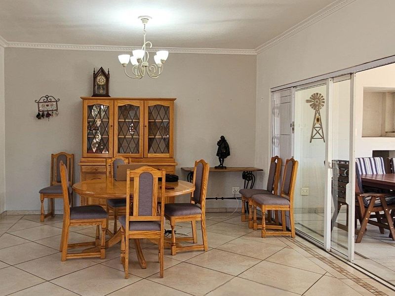Spacious and Versatile 5 Bedroom Mediterranean Style House - Photo 10