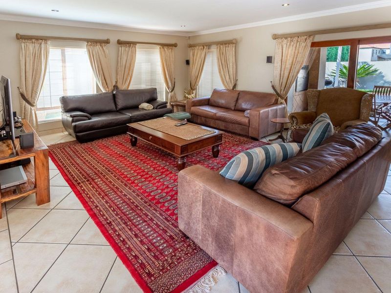 Beautiful 3 Bedroom home in prime location - Photo 3