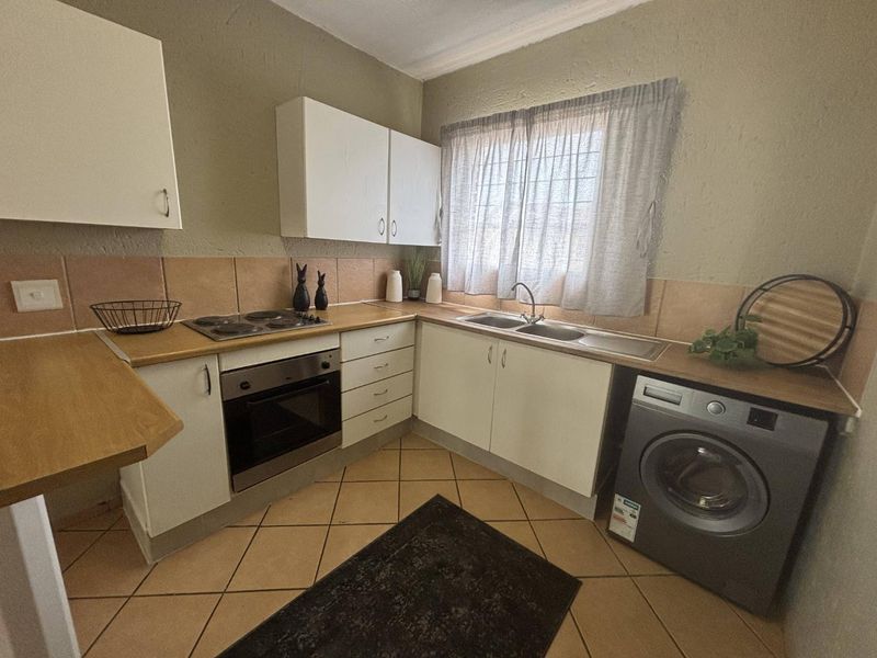 2 Bedroom 1 Bathroom Townhouse For sale in Princess Roodepoort - Photo 4