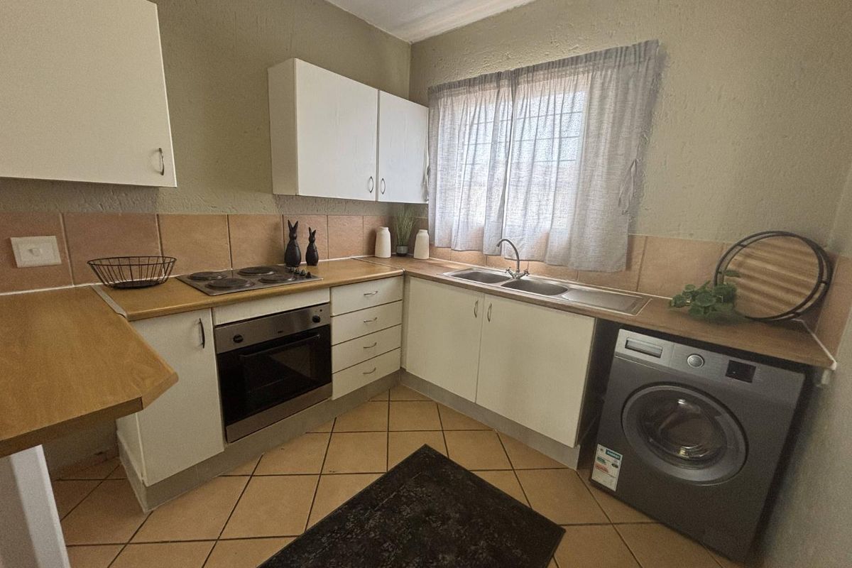 2 Bedroom 1 Bathroom Townhouse For sale in Princess Roodepoort - Photo 4