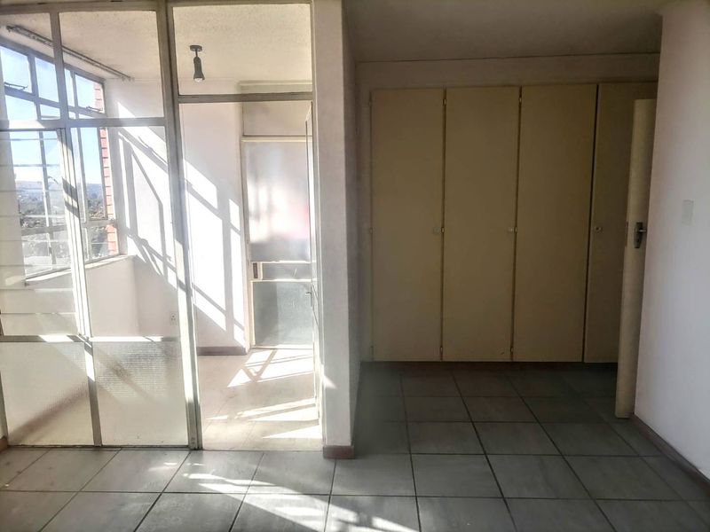 **Spacious 2-Bedroom Apartment – Great Investment Opportunity** - Photo 7