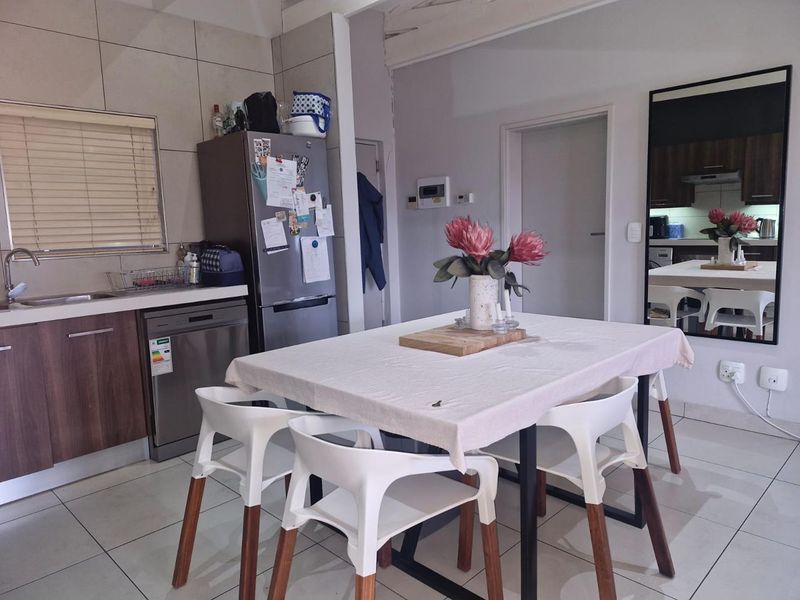 Top floor immaculate 2 Bedroom Apartment - Photo 4