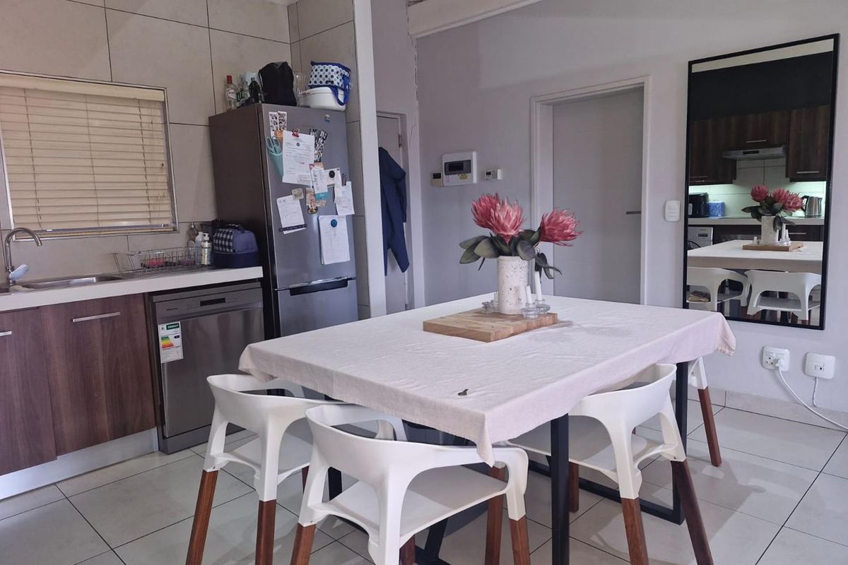 Top floor immaculate 2 Bedroom Apartment - Photo 4