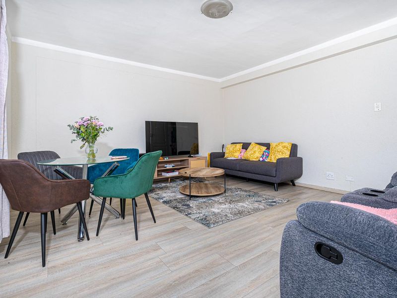 Stunning 2-Bedroom Apartment with Balcony, Stream Views & Mountain Backdrop - Photo 2