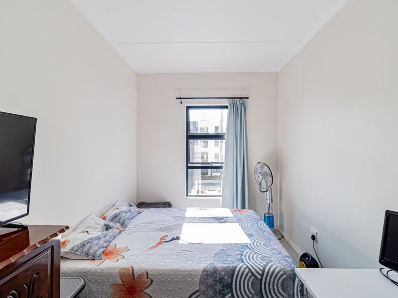 Elegant First-Floor Apartment with Lift Access - Photo 4