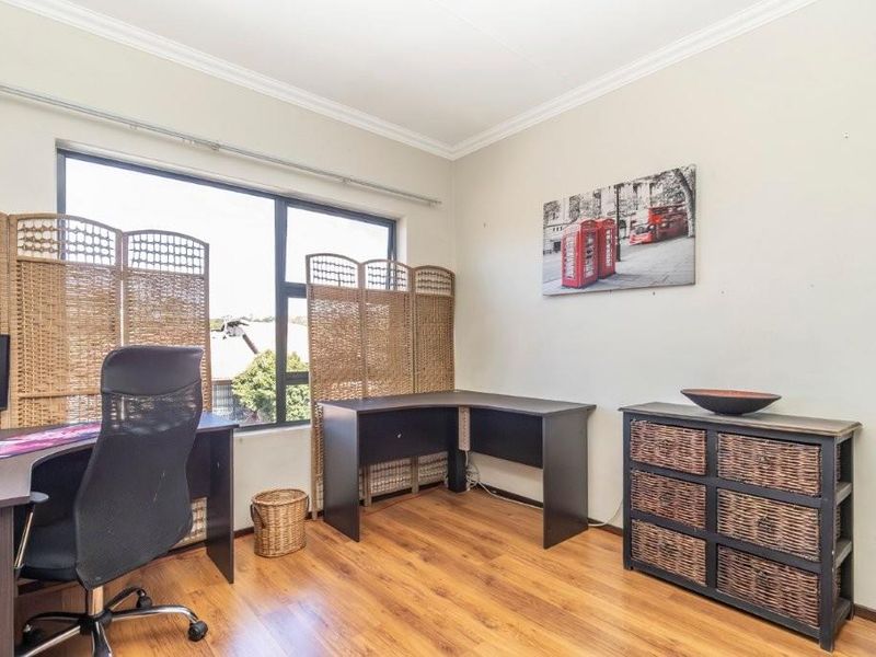 Convenient living with 24/7 security & prime location access! - Photo 10