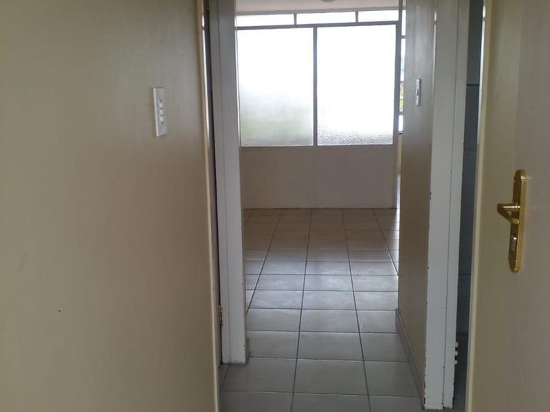 Newly Renovated Flat – Great Location & Move-In Ready! - Photo 8