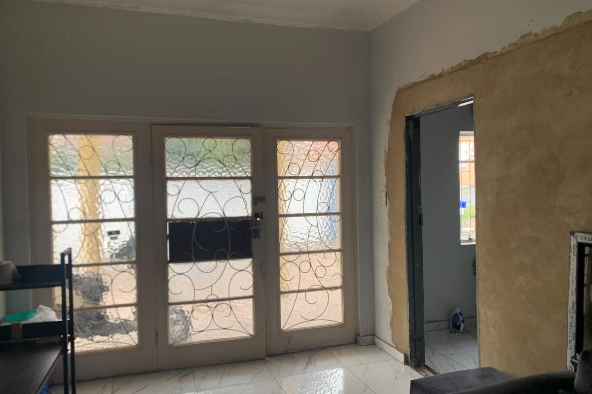 For Sale: Spacious 5-Bedroom House in Quiet Rosettenville Street - Photo 2
