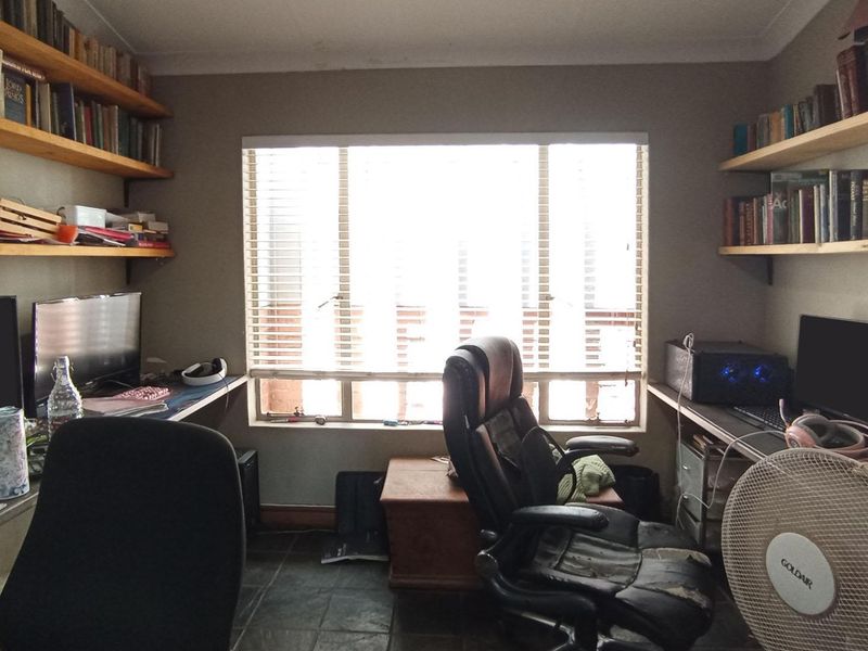 STUNNING LARGE FAMILY HOME IN THE SOUGHT-AFTER ELDORAIGNE AREA - Photo 4