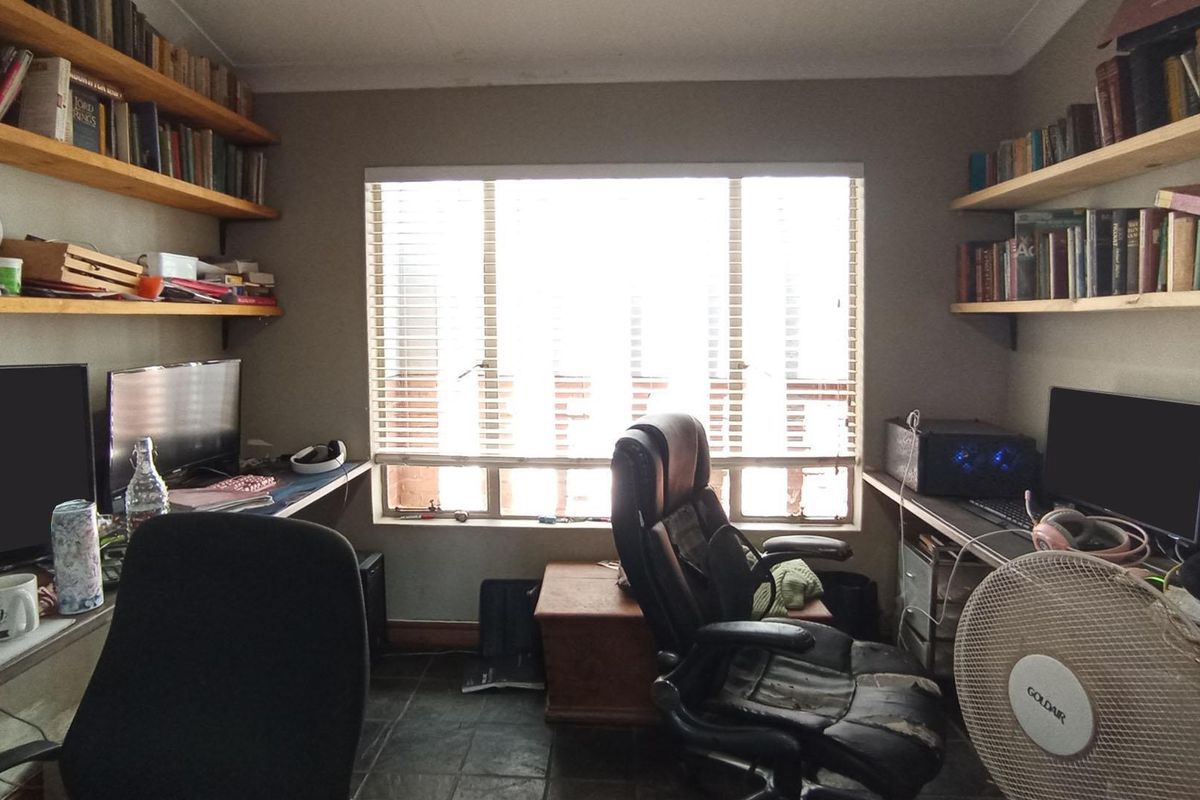 STUNNING LARGE FAMILY HOME IN THE SOUGHT-AFTER ELDORAIGNE AREA - Photo 4