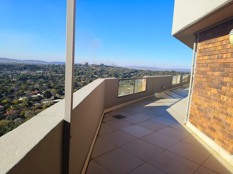 BEAUTIFUL SPACIOUS 3 BEDROOM PENTHOUSE WITH AWESOME VIEW - Photo 8
