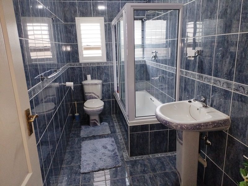 Sophisticated spacious family home for sale in Somerset Park - Photo 10