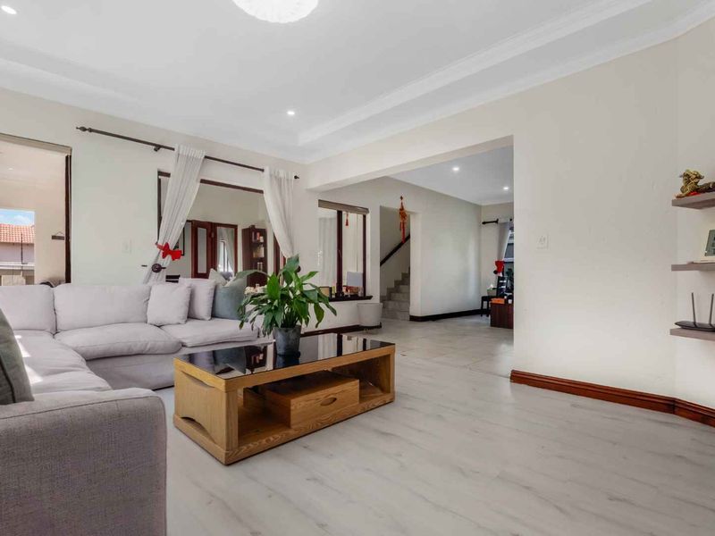 A BRIGHT AND SPACIOUS DOUBLE-STOREY DELIGHT IN A FABULOUS LOCATION - Photo 5