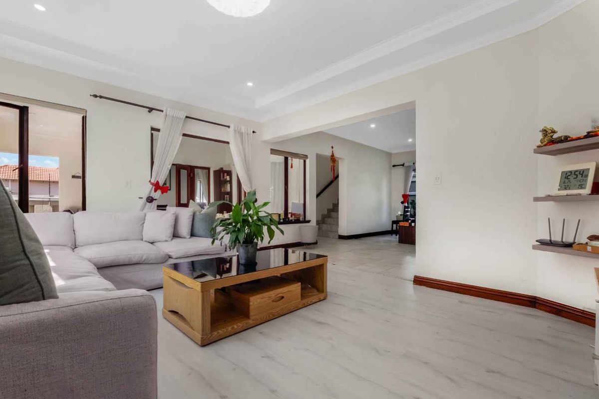 A BRIGHT AND SPACIOUS DOUBLE-STOREY DELIGHT IN A FABULOUS LOCATION - Photo 5