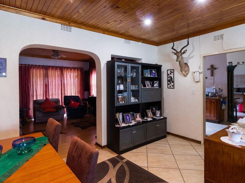 Charming 4-bedroom Facebrick home in a boomed neighbourhood - Photo 9