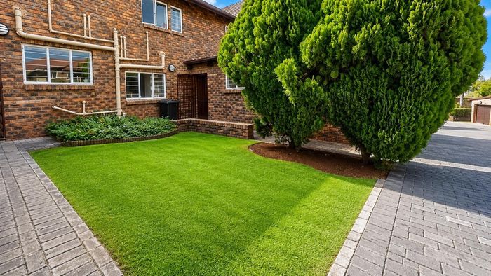 Property #2499173, Townhouse For Sale in Glenvista