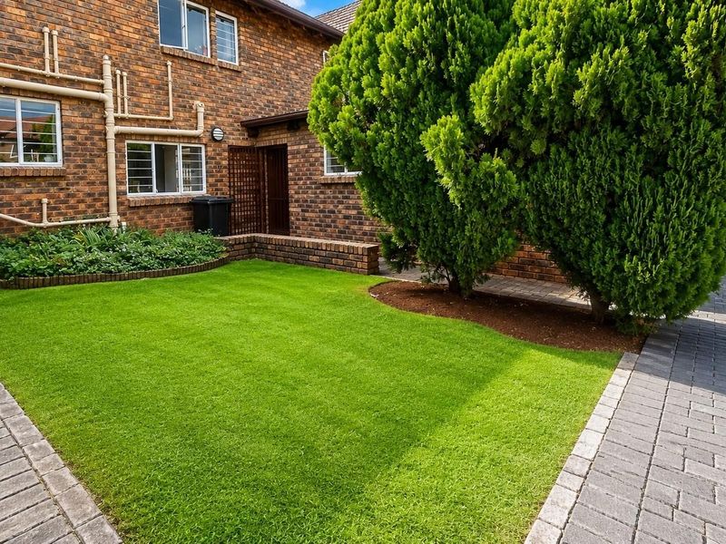 Townhouse For Sale in Glenvista, Johannesburg - Photo 2