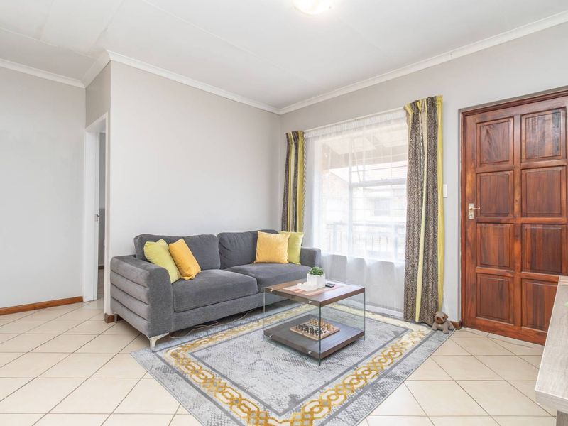 Move-In Ready: 2-Bed apartment with Private Balcony to rent in Honeypark - Photo 2