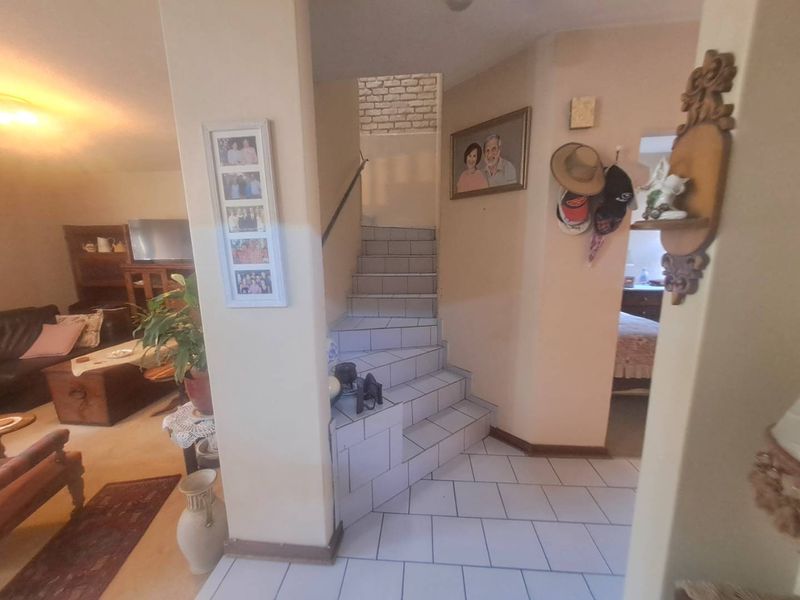 Very Spacious Townhouse for Sale - Photo 8