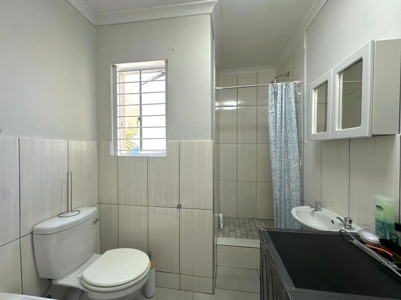 Sunny Upper-Level Townhouse with Mountain Views in Secure Lakeside Complex - Photo 5