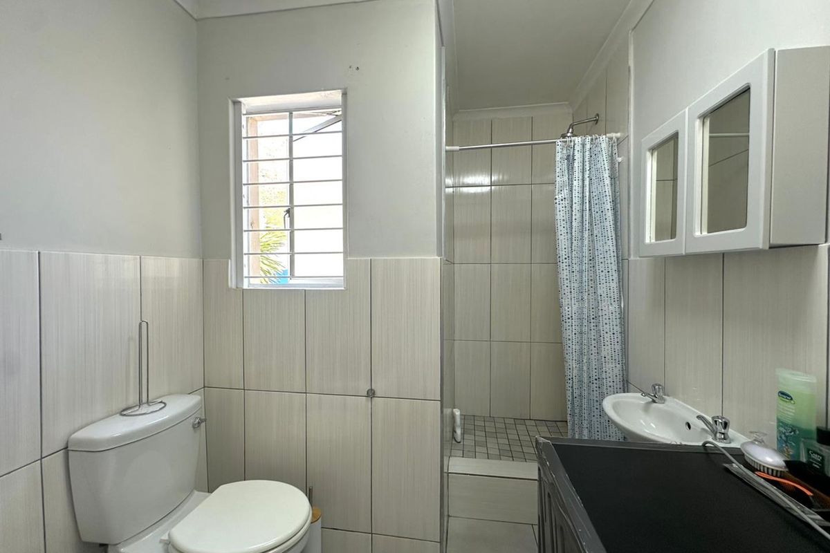 Sunny Upper-Level Townhouse with Mountain Views in Secure Lakeside Complex - Photo 5