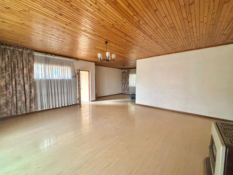 3 Bedroom Family Home with Scenic Views, Entertainment Spaces, and Unique Character In The Glenvista Hills - Photo 8