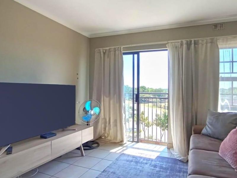 Charming 2-Bedroom Apartment - Photo 2