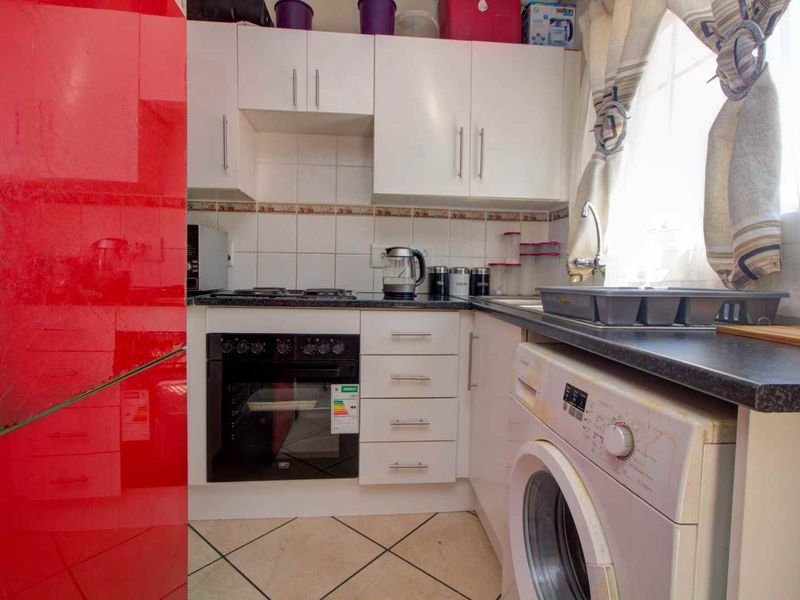 Ground Floor Apartment in Beautifully Kept Complex - Photo 4