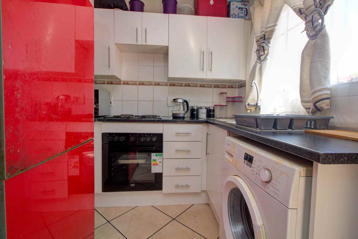 Ground Floor Apartment in Beautifully Kept Complex - Photo 4