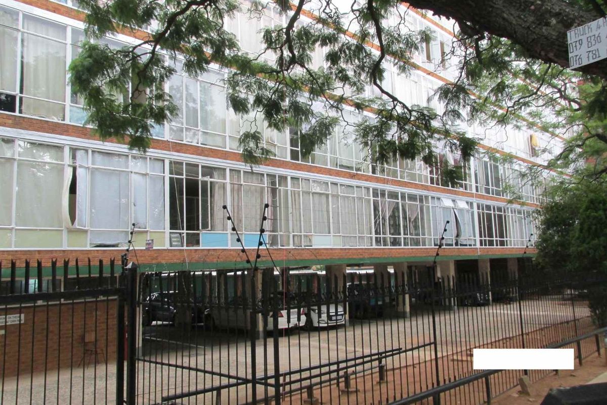 BACHELOR FLAT TO RENT IN SUNNYSIDE - Photo 2