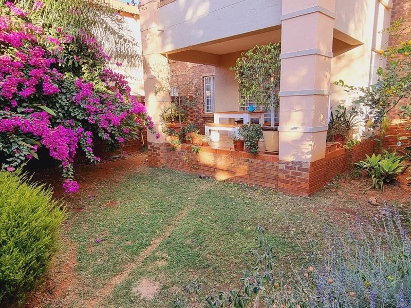 For Rent: Prime Location 2-Bedroom Townhouse - Photo 2
