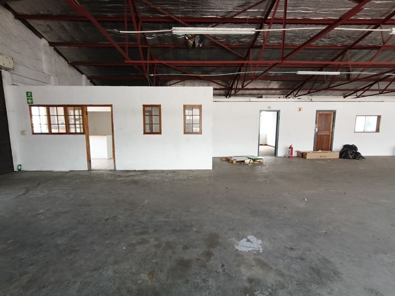 TO LET | PRIME 1061m2  - INDUSTRIAL UNIT |  FRONTAGE - Photo 8
