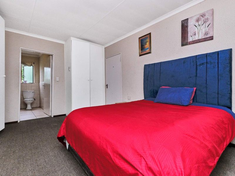 Charming and Spacious 3-Bedroom Upstairs Unit in The Willows Estate - Photo 9