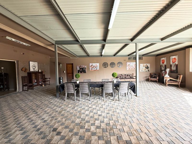 VERSATILE FAMILY HOME WITH MULTIPLE LIVING OPTIONS - Photo 7