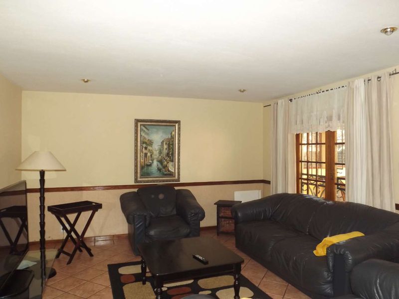 Charming 3 Bedroom Townhouse - Photo 6