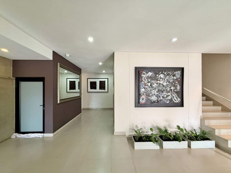 Parkmore Perfection: Exquisite 2-Bedroom with Private Garden - Photo 4