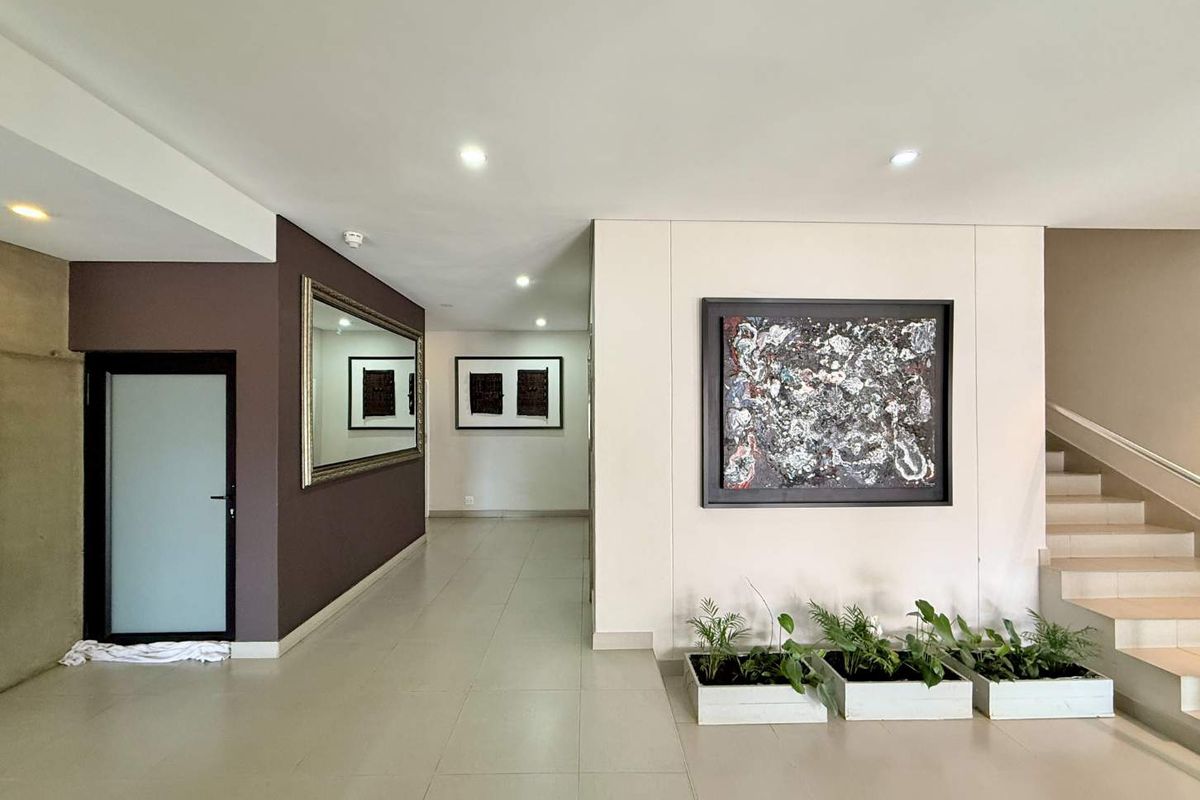 Parkmore Perfection: Exquisite 2-Bedroom with Private Garden - Photo 4