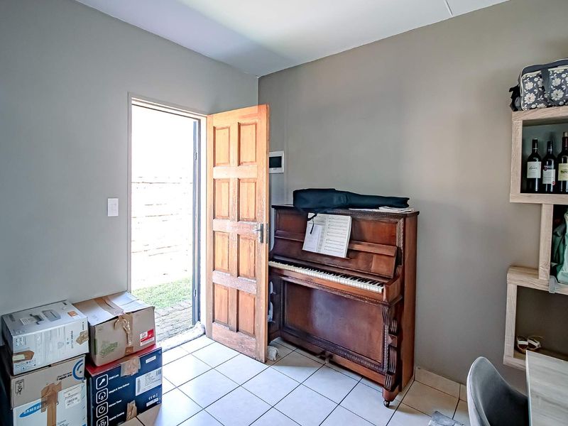 Three Bedroom townhouse in Annlin - Photo 6