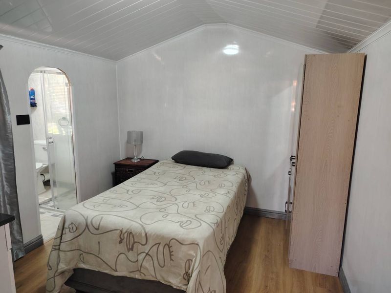 One bedroom garden cottage in Chrismar to rent - Photo 3