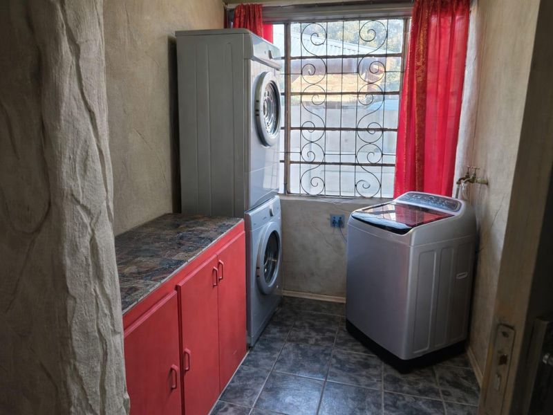 Spacious 3 Bedroom house with 1 bedroom Flatlet in Noordhoek - Photo 8