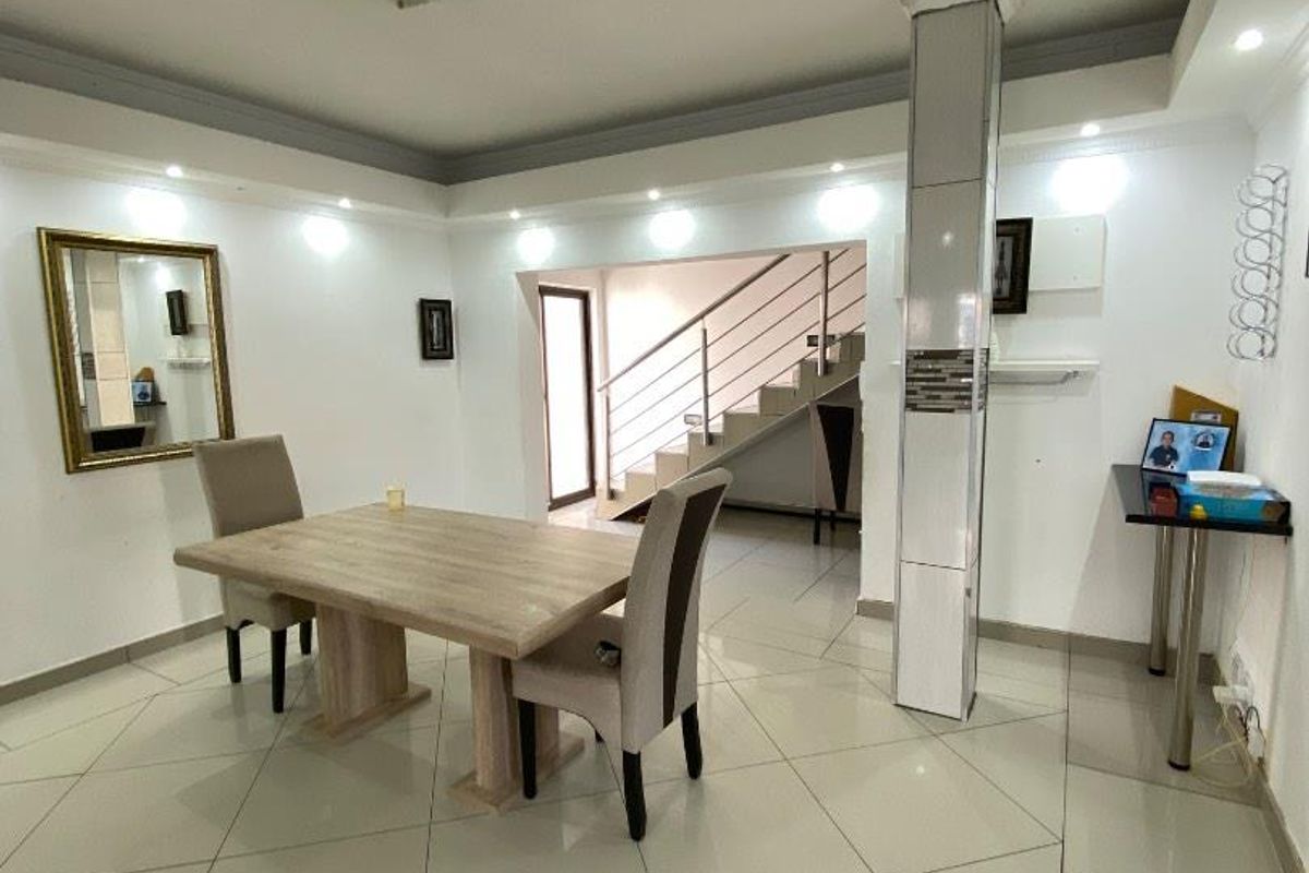 5 Bedroom House For Sale – Cimbebasia - Photo 5