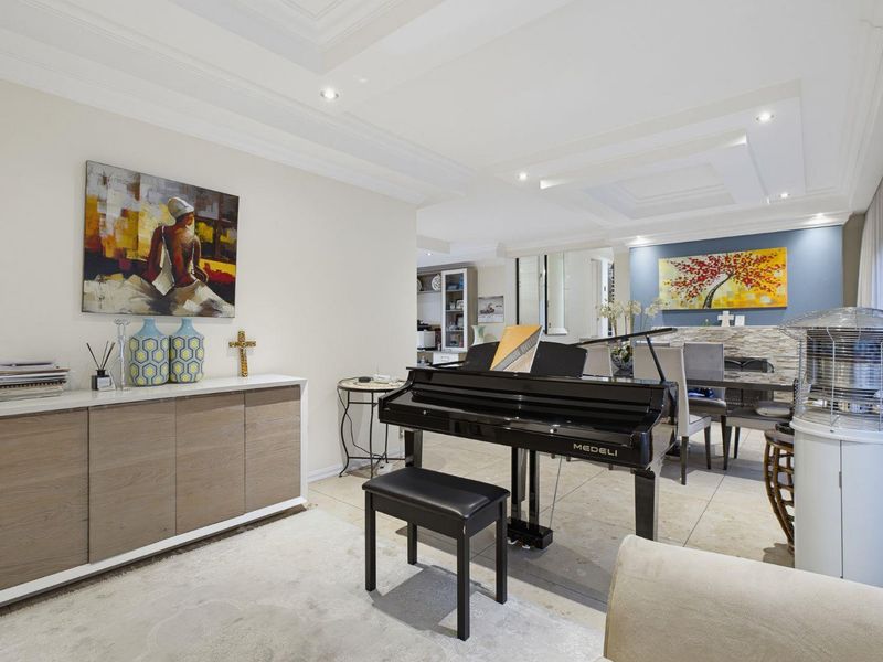 Luxury Family Home with Spectacular Panoramic Views in Glenvista - Photo 8